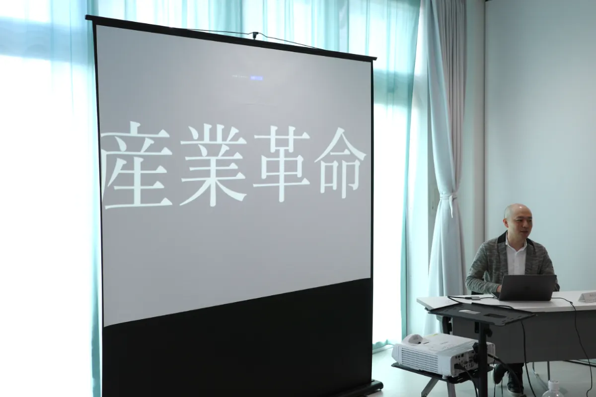 講師が前に立ち、参加者に向けて説明している様子