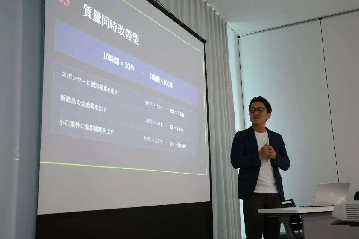 参加者がテーブルで手を動かしながら議論している様子